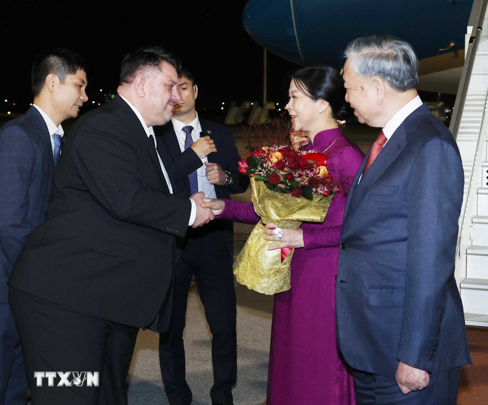 Lễ đón Tổng Bí thư Tô Lâm và Phu nhân tại sân bay quốc tế Sofia. (Ảnh: Thống Nhất/TTXVN)