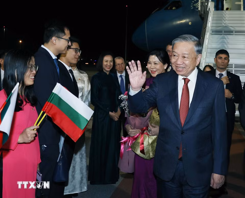 Lễ đón Tổng Bí thư Tô Lâm và Phu nhân tại sân bay quốc tế Sofia. (Ảnh: Thống Nhất/TTXVN)