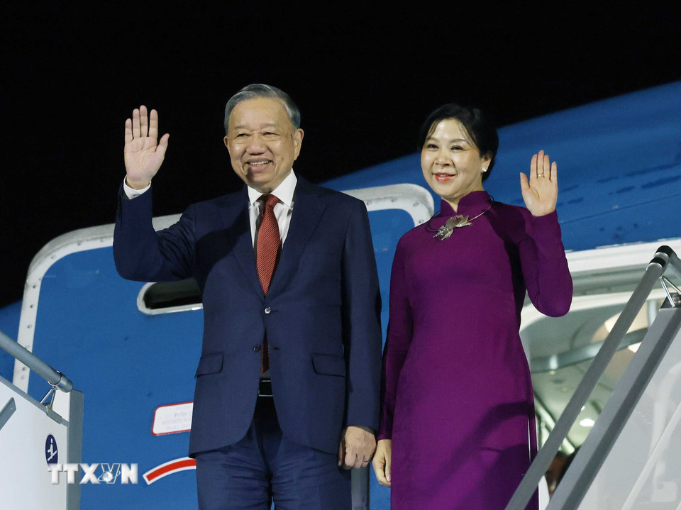 Lễ đón Tổng Bí thư Tô Lâm và Phu nhân tại sân bay quốc tế Sofia. (Ảnh: Thống Nhất/TTXVN)