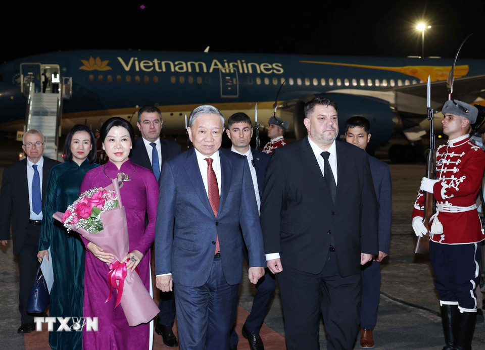 Lễ đón Tổng Bí thư Tô Lâm và Phu nhân tại sân bay quốc tế Sofia. (Ảnh: Thống Nhất/TTXVN)