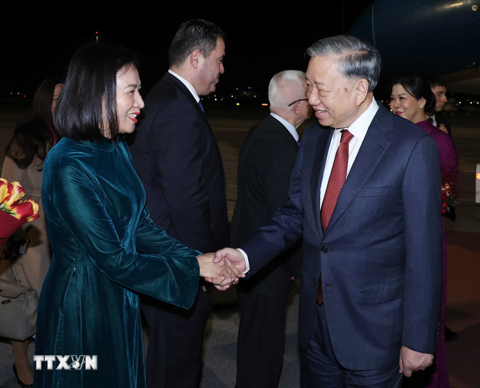 Lễ đón Tổng Bí thư Tô Lâm và Phu nhân tại sân bay quốc tế Sofia. (Ảnh: Thống Nhất/TTXVN)