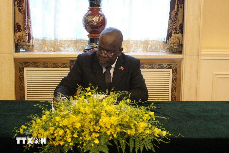 Đại sứ Tanzani tại Trung Quốc Khamis Omar ghi sổ tang nguyên Chủ tịch nước Trần Đức Lương. (Ảnh: Hải Yến/TTXVN)