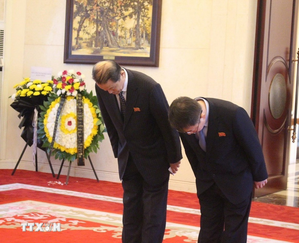 Đoàn Đại sứ quán Triều Tiên tại Trung Quốc viếng nguyên Chủ tịch nước Trần Đức Lương. (Ảnh: Hải Yến/TTXVN)