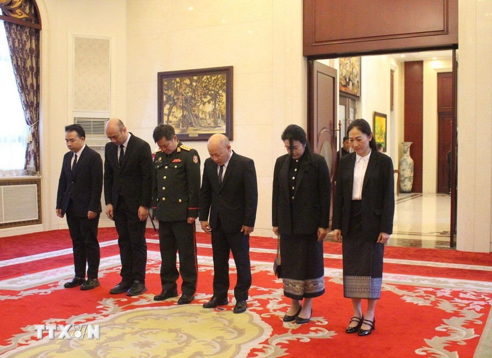 Đoàn Đại sứ quán Lào tại Trung Quốc viếng nguyên Chủ tịch nước Trần Đức Lương. (Ảnh: Hải Yến/TTXVN)