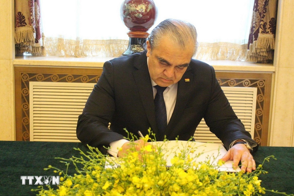 Đại sứ Bolivia tại Trung Quốc ghi sổ tang nguyên Chủ tịch nước Trần Đức Lương. (Ảnh: Hải Yến/TTXVN)