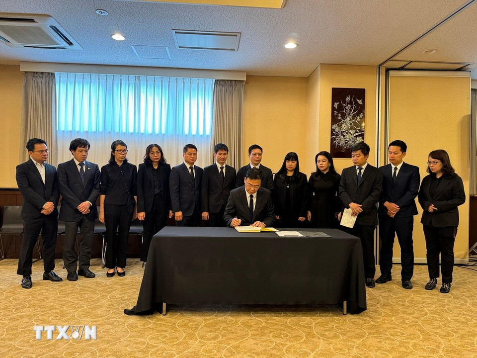 Đại sứ Việt Nam tại Nhật Bản Phạm Quang Hiệu ghi sổ tang tưởng nhớ nguyên Ủy viên Bộ Chính trị, nguyên Chủ tịch nước Trần Đức Lương. (Ảnh: Phạm Tuân/TTXVN)