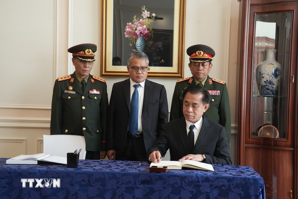 Đại diện Đại sứ quán Lào tại LB Nga ghi sổ tang chia buồn tại lễ viếng nguyên Chủ tịch nước Trần Đức Lương. (Ảnh: Quang Vinh/TTXVN)