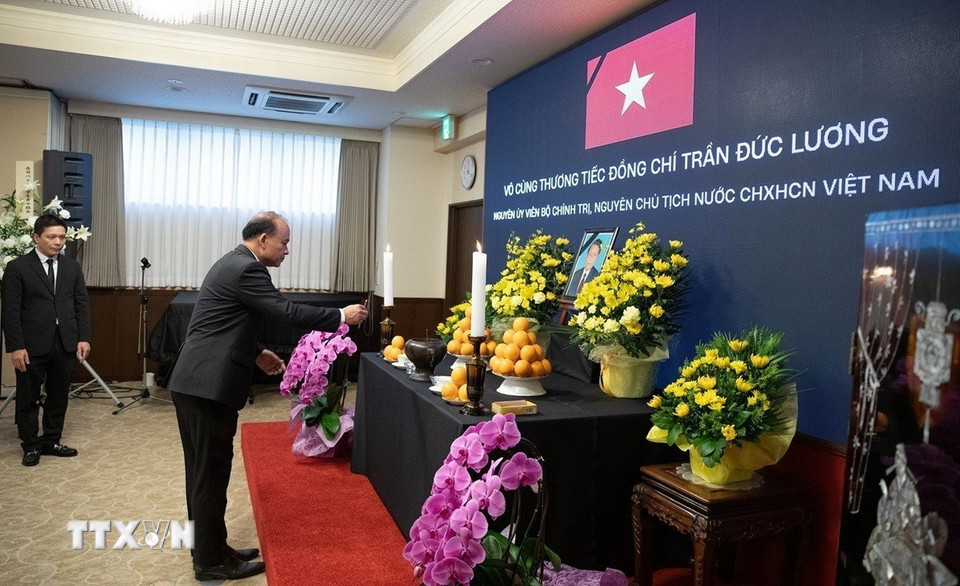 Đại sứ Lào tại Nhật Bản Amphay Kindavong kính cẩn thắp hương tưởng nhớ nguyên Chủ tịch nước Trần Đức Lương. (Ảnh: Phạm Tuân/TTXVN)
