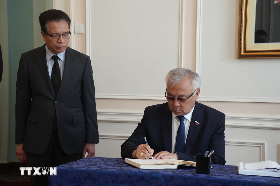 Phó Chủ nhiệm Uỷ ban về các vấn đề quốc tế, Hội đồng Liên bang (Thượng viện) LB Nga Bair Zamsuev ghi sổ tang chia buồn tại lễ viếng nguyên Chủ tịch nước Trần Đức Lương. (Ảnh: Quang Vinh/ TTXVN)