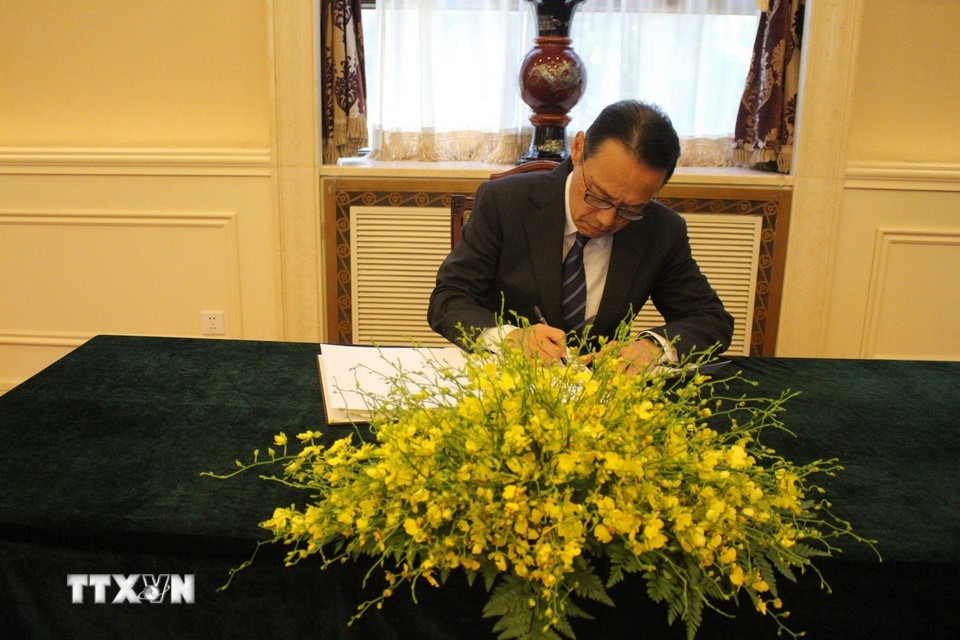 Đại sứ Nhật Bản tại Trung Quốc Kanasugi Kenji ghi sổ tang nguyên Chủ tịch nước Trần Đức Lương. (Ảnh: Hải Yến/TTXVN)