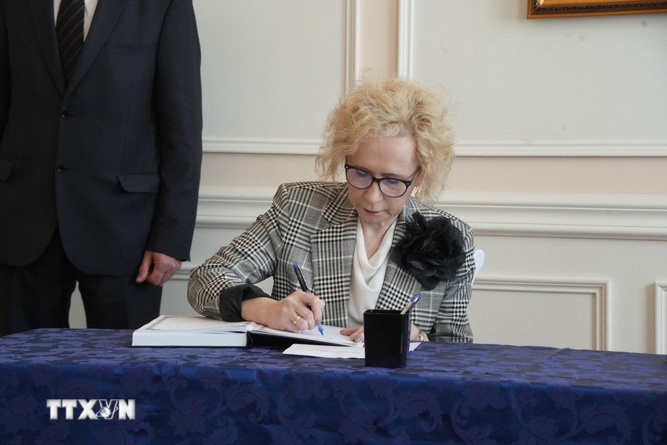 Vụ trưởng Vụ châu Á 3, Bộ Ngoại giao Nga Lyudmila Vorobyova ghi sổ tang chia buồn tại lễ viếng nguyên Chủ tịch nước Trần Đức Lương. (Ảnh: Quang Vinh/ TTXVN)