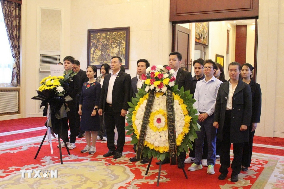 Đoàn Hội lưu học sinh Việt Nam và cộng đồng người Việt tại Bắc Kinh viếng nguyên Chủ tịch nước Trần Đức Lương. (Ảnh: Hải Yến/TTXVN