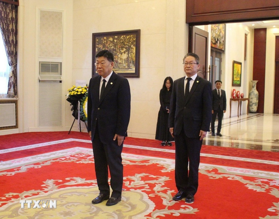 Đoàn Học hội Charhar đến viếng nguyên Chủ tịch nước Trần Đức Lương. (Ảnh: Hải Yến/TTXVN)