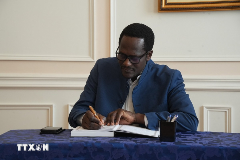 Đại diện Đại sứ quán Shenegal tại LB Nga ghi sổ tang chia buồn tại lễ viếng nguyên Chủ tịch nước Trần Đức Lương. (Ảnh: Quang Vinh/TTXVN)