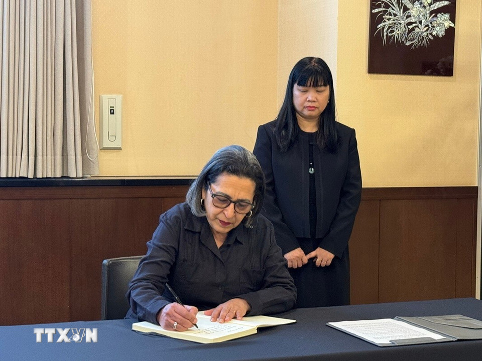 Đại sứ Cuba tại Nhật Bản Gisela Beatriz García Rivera ghi sổ tang ca ngợi sự đóng góp to lớn của nguyên Chủ tịch nước Trần Đức Lương cho quan hệ hữu nghị Việt Nam-Cuba. (Ảnh: Phạm Tuân/TTXVN)