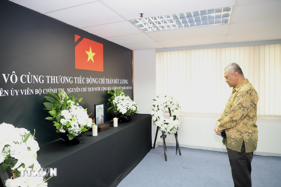 Ông Baskara Pradipta, đại diện Tổng Lãnh sự Indonesia tại Hong Kong viếng nguyên Chủ tịch nước Trần Đức Lương. (Ảnh: TTXVN)
