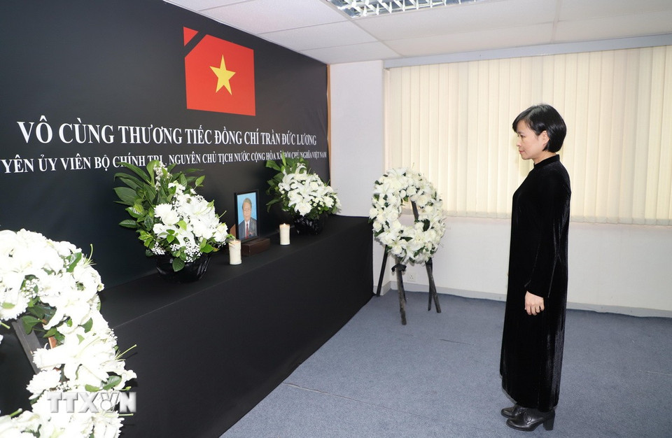 Tổng Lãnh sự Việt Nam tại Hong Kong và Macau Lê Đức Hạnh tại lễ viếng. (Ảnh: Xuân Vịnh/TTXVN)