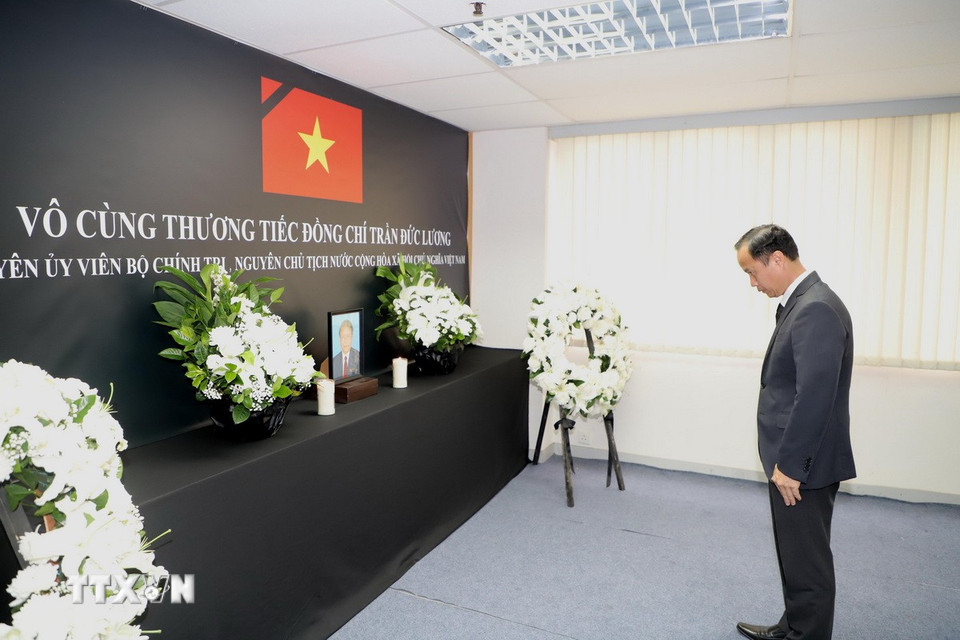 Tổng Lãnh sự Lào tại Hong Kong và Macau Ammala Saenchonghack tại lễ viếng nguyên Chủ tịch nước Trần Đức Lương. (Ảnh: TTXVN)