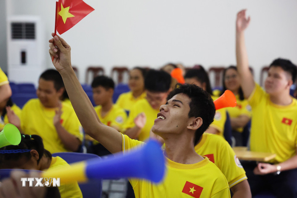 Em Ngô Quốc Thái cổ vũ rất cuồng nhiệt cho đội U22 Việt Nam. (Ảnh: Hồng Đạt/TTXVN)