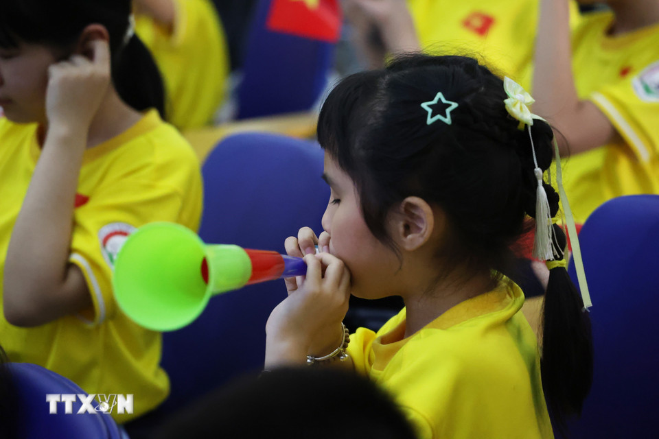 Các em nhỏ khiếm thị Trường Phổ thông đặc biệt Nguyễn Đình Chiểu (phường Vườn Lài, Thành phố Hồ Chí Minh) “xem” bóng đá bằng tai, nuôi dưỡng tình yêu Tổ quốc. (Ảnh: Hồng Đạt/TTXVN)