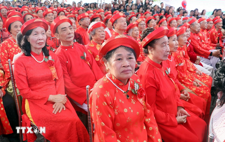 Các cụ dự lễ trương yến năm Ất Tỵ - 2025 làng Hành Thiện. (Ảnh: Nguyễn Lành/TTXVN)