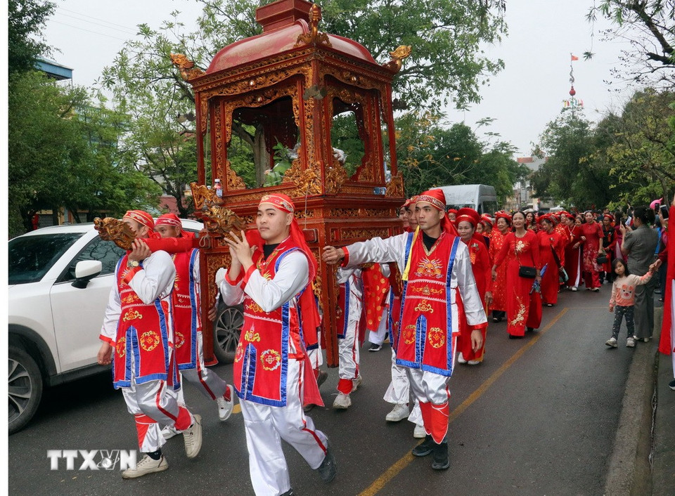 Đoàn rước các cụ làm trương yến lên chùa Keo Hành Thiện hành lễ. (Ảnh: Nguyễn Lành/TTXVN)