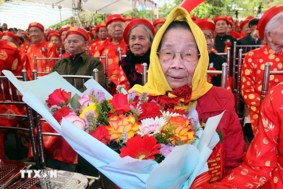 Cụ Nguyễn Thị Hợi, xóm 4, làng Hành Thiện là cụ cao tuổi nhất (103 tuổi) dự lễ trương yến. (Ảnh: Nguyễn Lành/TTXVN)
