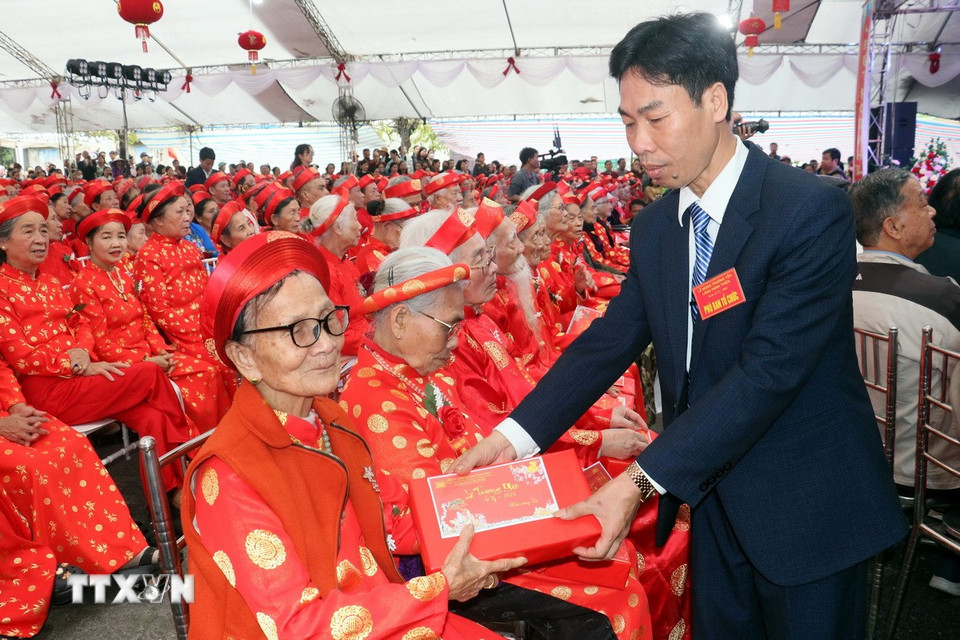 Ban Tổ chức tặng quà, chúc thọ các cụ. (Ảnh: Nguyễn Lành/TTXVN)