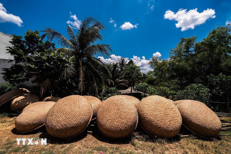 Một chiếc thúng chai thành phẩm, đạt chất lượng để xuất ra thị trường từ lúc đam mê đến khi hoàn tất khoảng 8 đến 10 ngày. (Ảnh: Khánh Hòa/TTXVN)