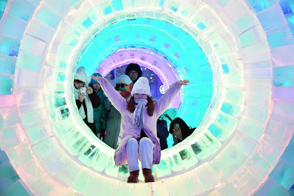 Du khách tham quan Lễ hội băng đăng quốc tế Cáp Nhĩ Tân, Trung Quốc, ngày 5/1/2025. (Ảnh: THX/TTXVN)