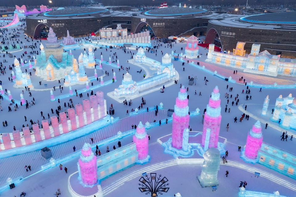 Du khách tham quan Lễ hội băng đăng quốc tế Cáp Nhĩ Tân, Trung Quốc, ngày 5/1/2025. (Ảnh: THX/TTXVN)