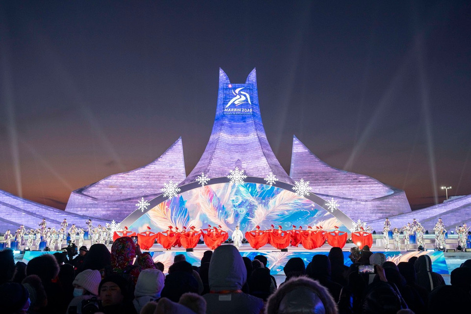 Biểu diễn nghệ thuật tại lễ khai mạc Lễ hội băng đăng quốc tế Cáp Nhĩ Tân, Trung Quốc, ngày 5/1/2025. (Ảnh: THX/TTXVN)