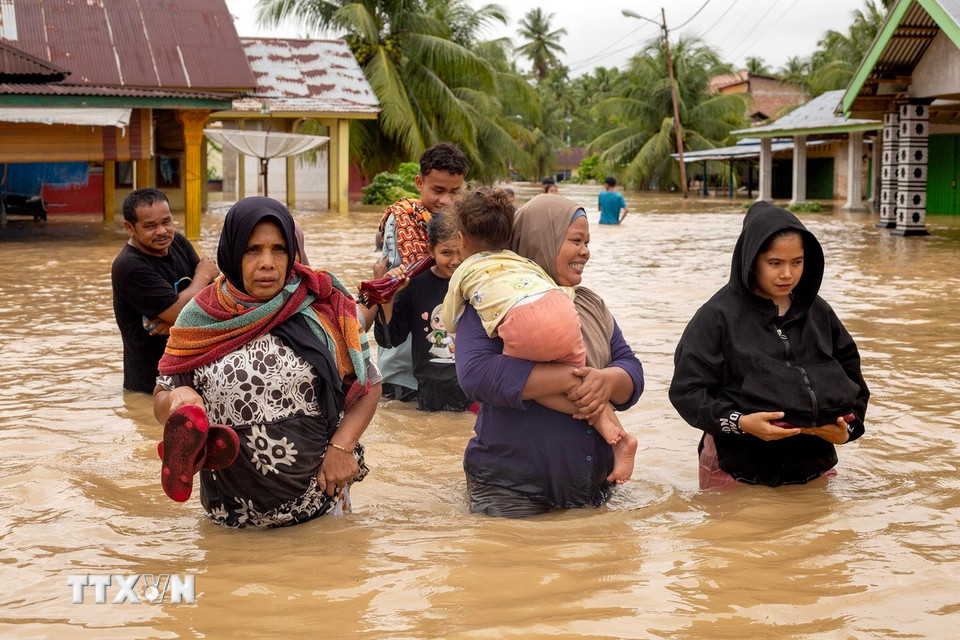 Mưa lũ nghiêm trọng đang bao trùm nhiều nước Đông Nam Á. (Ảnh: THX/TTXVN)