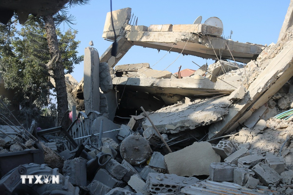 Ngày 27/11/2025, Lực lượng Phòng vệ Israel (IDF) xác nhận đã tiến hành đợt không kích mới nhằm vào các mục tiêu của lực lượng Hezbollah tại nhiều khu vực ở miền Nam Liban, đồng thời cho biết các cuộc tấn công đã đánh trúng các bãi phóng rocket, kho vũ khí và các tiền đồn quân sự của nhóm vũ trang này. (Ảnh: THX/TTXVN)