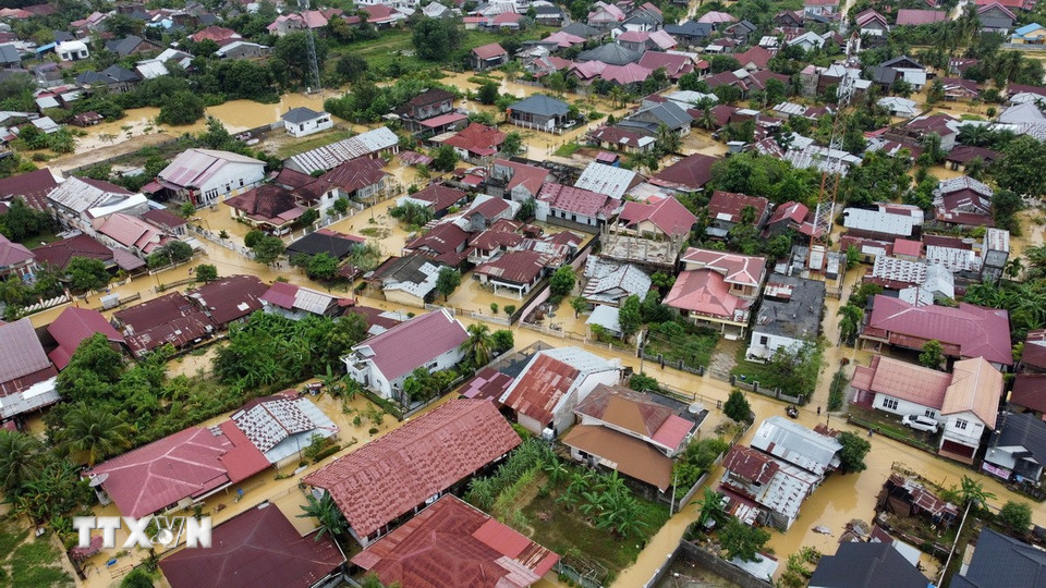 Mưa lũ nghiêm trọng đang bao trùm nhiều nước Đông Nam Á, gây thiệt hại nghiêm trọng về người và tài sản, từ Thái Lan đến Malaysia và Indonesia. Tại Indonesia, những trận mưa lớn kéo dài đã gây lũ lụt và lở đất diện rộng trên khắp đảo Sumatra, làm ít nhất 84 người thiệt mạng và khoảng 100 người mất tích, buộc hàng chục nghìn cư dân phải sơ tán và nhiều địa phương phải ban bố tình trạng khẩn cấp. (Ảnh: THX/TTXVN)