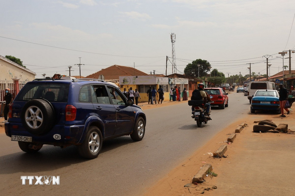 Ngày 26/11/2025, một nhóm sỹ quan quân đội tại Guinea-Bissau tuyên bố đã "kiểm soát hoàn toàn" đất nước, đồng thời đình chỉ tiến trình bầu cử và đóng cửa biên giới "cho đến khi có thông báo tiếp theo". Trước đó, nhiều tiếng súng đã vang lên gần dinh Tổng thống, nơi làm việc của ủy ban bầu cử và trụ sở Bộ Nội vụ ở thủ đô Bissau khi nhiều nhóm người mặc quân phục chiếm giữ tuyến đường chính dẫn đến các tòa nhà. (Ảnh: Quang cảnh đường phố ở Bissau, Guinea-Bissau ngày 26/11/2025. THX/TTXVN)