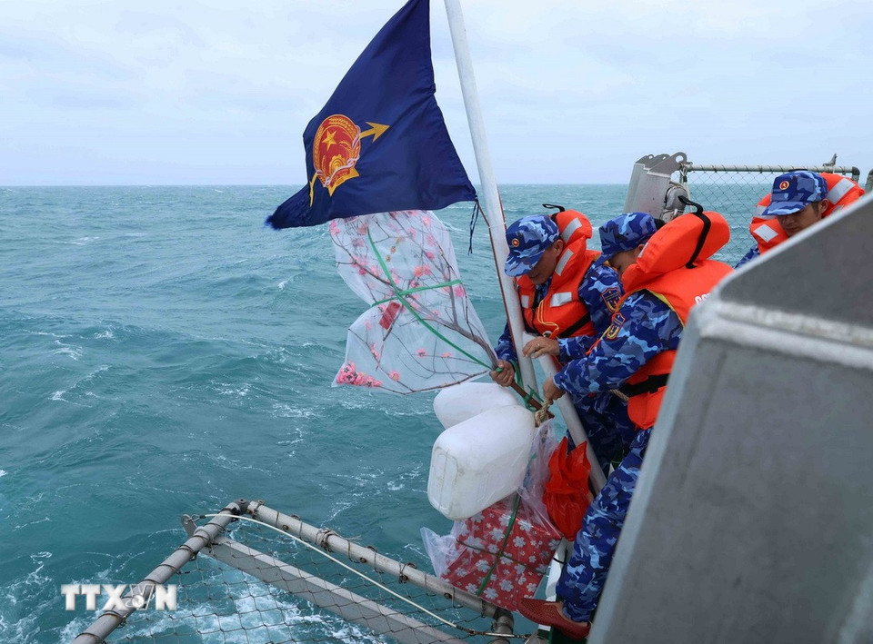 Đoàn Cảnh sát biển Việt Nam gửi quà Tết đến các lực lượng chức năng đang thực hiện nhiệm vụ chống khai thác IUU xuyên Tết trên vùng biển giáp ranh Thái Lan và Malaysia. (Ảnh: An Đăng/TTXVN)
