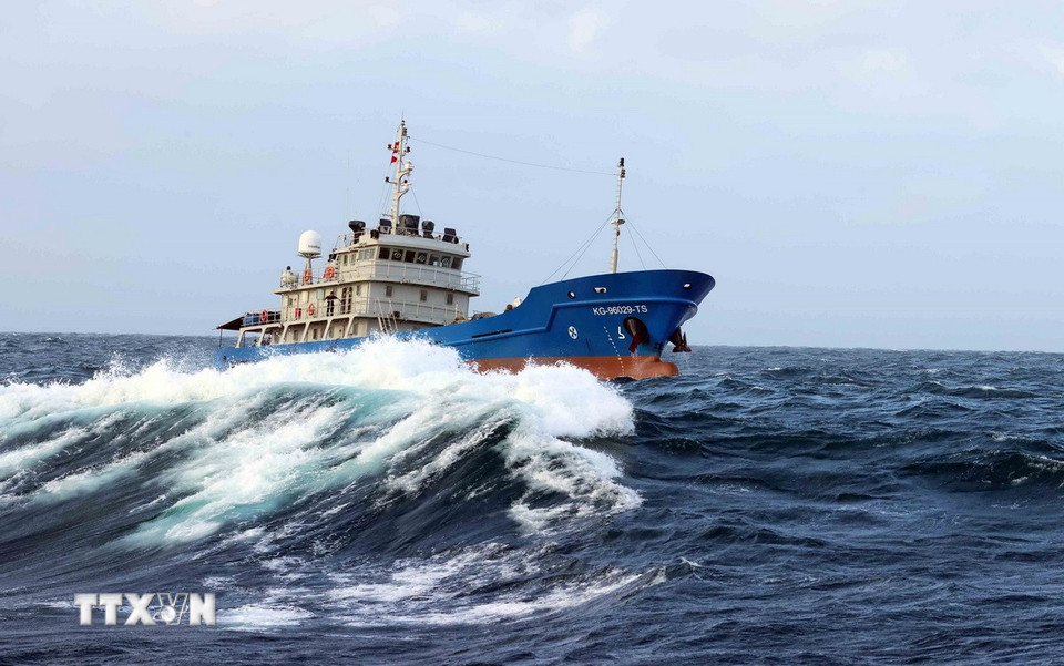 Tàu KG 96029 TS thực hiện nhiệm vụ chống khai thác IUU trên đường giáp ranh Việt Nam-Thái Lan. (Ảnh: An Đăng/TTXVN)