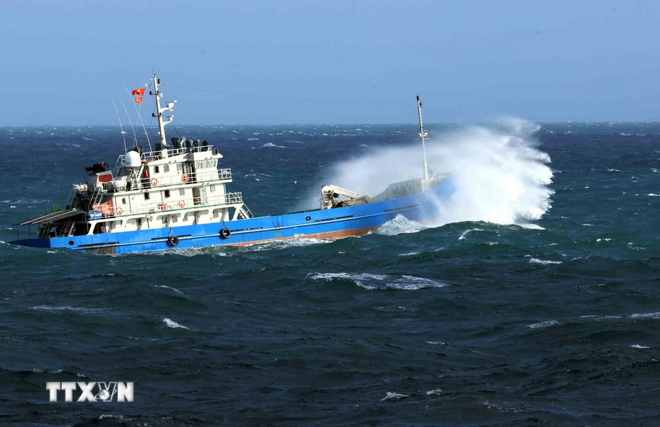 Các chiến sĩ trên những con tàu trực xuyên Tết luôn phải đối mặt với những con sóng ngọn gió lớn trên biển. (Ảnh: An Đăng/TTXVN)