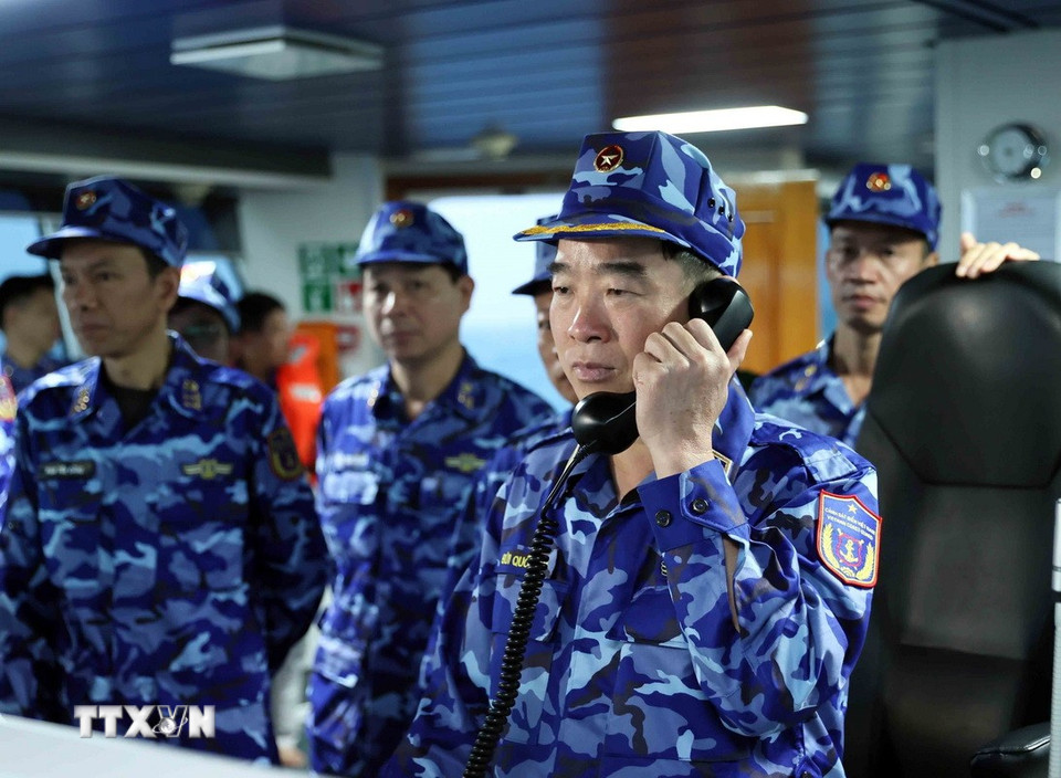 Trung tướng Bùi Quốc Oai, Chính ủy Cảnh sát biển Việt Nam điện đàm động viên, chúc Tết đến các lực lượng trực xuyên Tết trên vùng giáp ranh Việt Nam với Thái Lan và Malaysia. (Ảnh: An Đăng/ TTXVN)