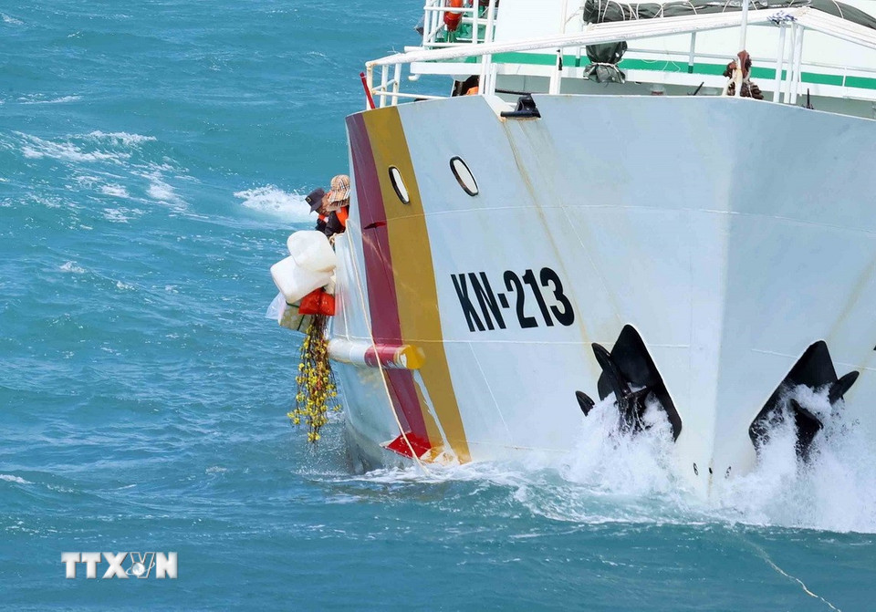 Các lực lượng Cảnh sát biển và Kiểm ngư nhận quà Tết của đoàn công tác Cảnh sát biển Việt Nam. (Ảnh: An Đăng-TTXVN)