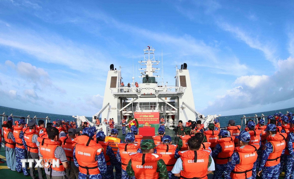 Đoàn công tác tưởng niệm các anh hùng liệt sĩ hy sinh trên vùng biển Tây Nam. (Ảnh: An Đăng/ TTXVN)