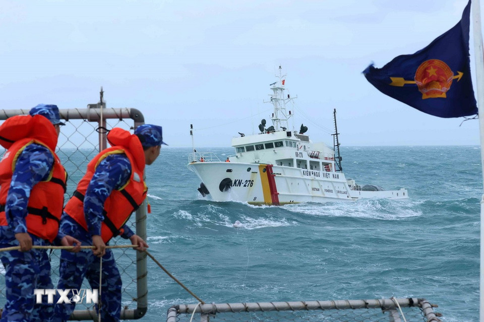 Lực lượng Cảnh sát biển phối hợp với tàu Kiểm ngư KN-276 làm nhiệm vụ chống khai thác thủy sản bất hợp pháp (IUU) trong dịp Tết. (Ảnh: An Đăng/TTXVN)