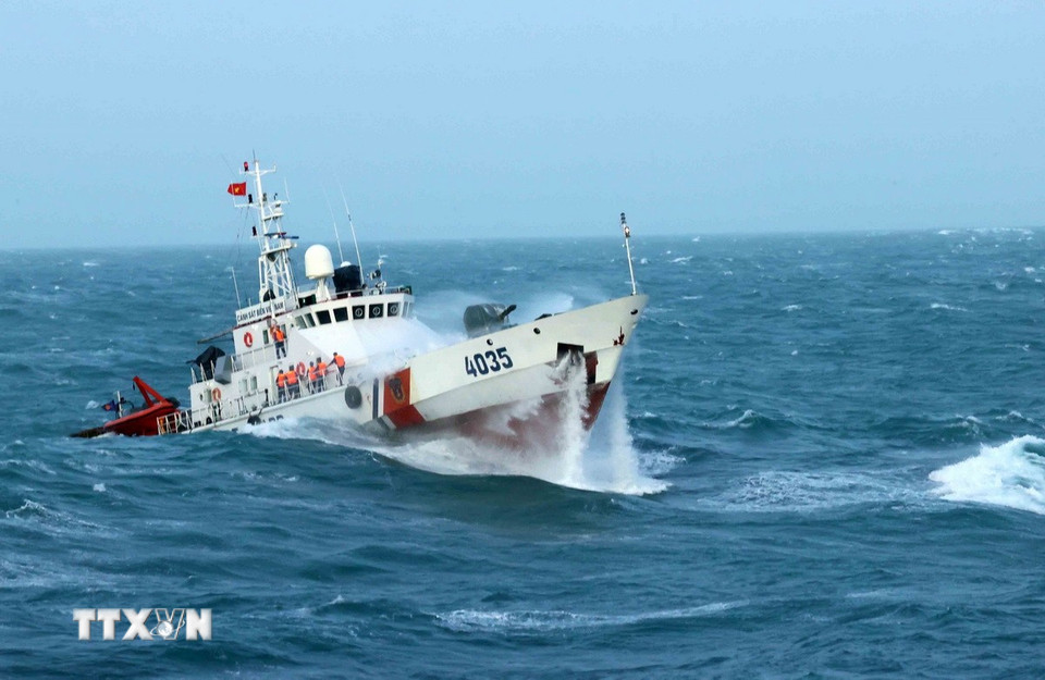 Các chiến sĩ trên những con tàu trực xuyên Tết luôn phải đối mặt với những con sóng ngọn gió lớn trên biển. (Ảnh: An Đăng/TTXVN)