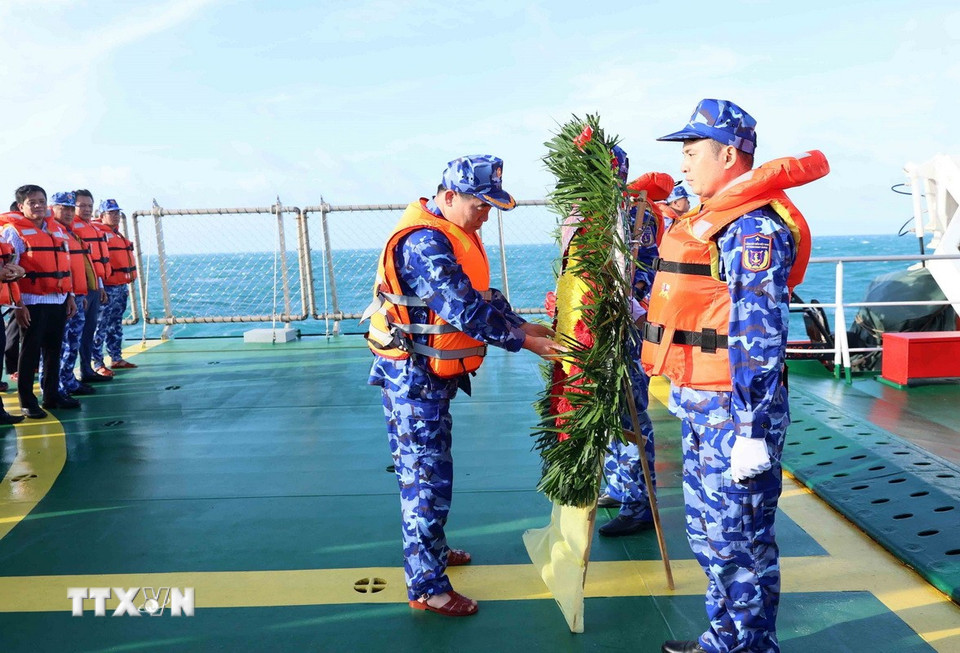 Trung tướng Bùi Quốc Oai, Chính ủy Cảnh sát biển Việt Nam và đoàn công tác chuẩn bị Lễ thả hoa tưởng niệm các anh hùng liệt sĩ hy sinh trên vùng biển Tây Nam. (Ảnh: An Đăng/TTXVN)