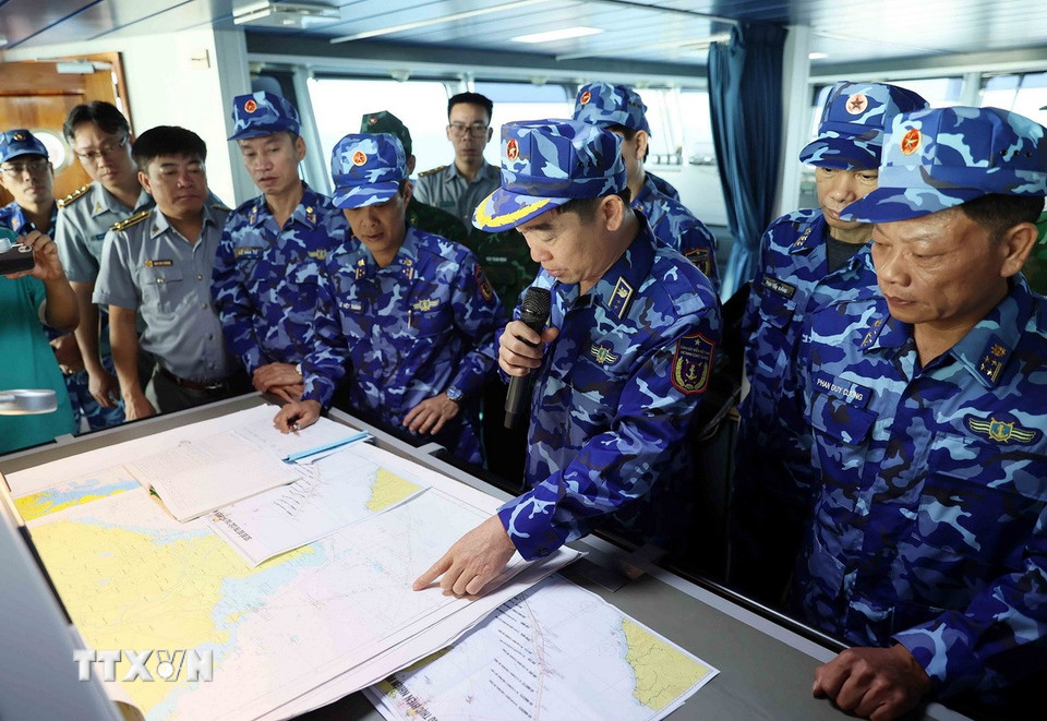 Trung tướng Bùi Quốc Oai, Chính ủy Cảnh sát biển Việt Nam kiểm tra vị trí trên hải đồ. (Ảnh: An Đăng/TTXVN)