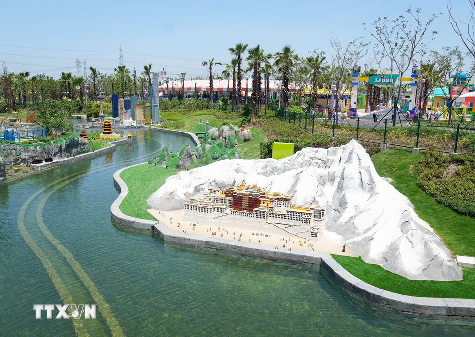 Sáng 5/7/2025, trong không khí rộn ràng sắc màu, khu nghỉ dưỡng LEGOLAND Thượng Hải của Trung Quốc đã chính thức mở cửa đón khách. Với tổng diện tích 318.000 m², LEGOLAND Thượng Hải là khu resort legoland thứ 11 trên thế giới, đồng thời là công viên lego lớn nhất tính đến nay. (Ảnh: THX/TTXVN)