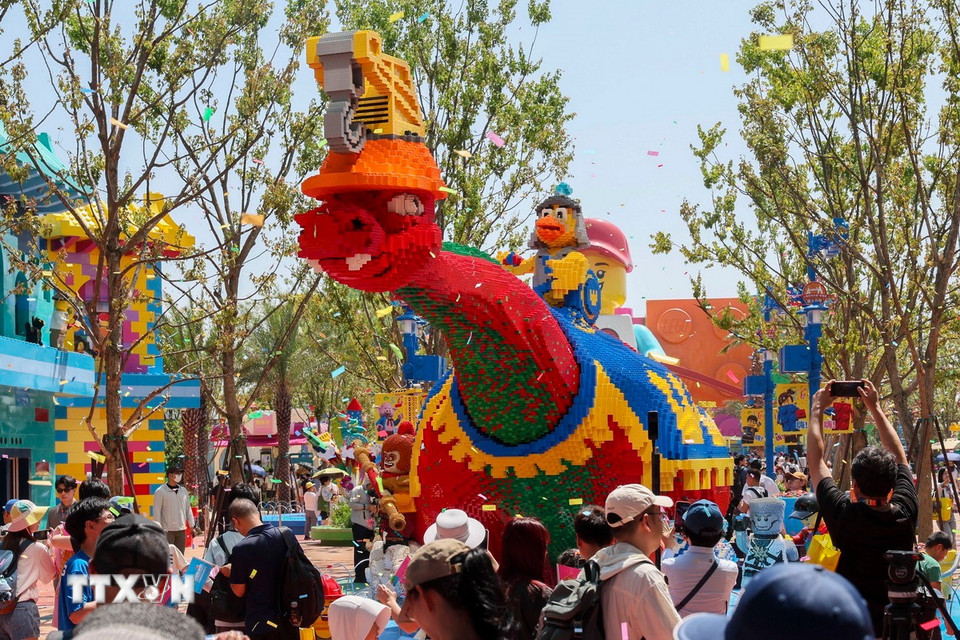 Sáng 5/7/2025, trong không khí rộn ràng sắc màu, khu nghỉ dưỡng LEGOLAND Thượng Hải của Trung Quốc đã chính thức mở cửa đón khách. Với tổng diện tích 318.000 m², LEGOLAND Thượng Hải là khu resort legoland thứ 11 trên thế giới, đồng thời là công viên lego lớn nhất tính đến nay. (Ảnh: THX/TTXVN)