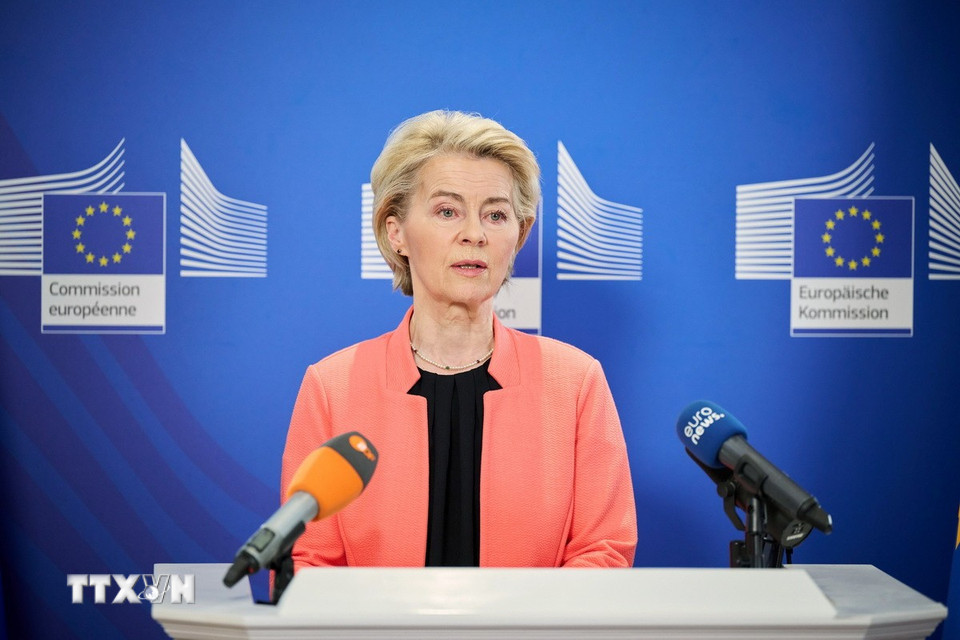 Ngày 10/7/2025, Chủ tịch Ủy ban châu Âu (EC) Ursula von der Leyen (ảnh) đã vượt qua cuộc bỏ phiếu bất tín nhiệm tại Nghị viện châu Âu (EP). Kết quả kiểm phiếu cho thấy chỉ có 175 nghị sĩ bỏ phiếu thuận, trong khi 360 người bỏ phiếu phản đối và 18 người bỏ phiếu trắng. Với kết quả này, kiến nghị không đạt đủ tỷ lệ 2/3 số phiếu ủng hộ để được thông qua. (Ảnh: THX/TTXVN)