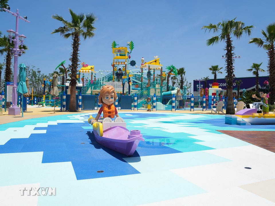 Sáng 5/7/2025, trong không khí rộn ràng sắc màu, khu nghỉ dưỡng LEGOLAND Thượng Hải của Trung Quốc đã chính thức mở cửa đón khách. Với tổng diện tích 318.000 m², LEGOLAND Thượng Hải là khu resort legoland thứ 11 trên thế giới, đồng thời là công viên lego lớn nhất tính đến nay. (Ảnh: THX/TTXVN)